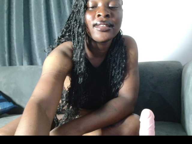 le modèle Ebonnyy est en webcam porno dans un show sur le site bongacams, il possède les tags suivants: Ebony,Brunette,Trimmed