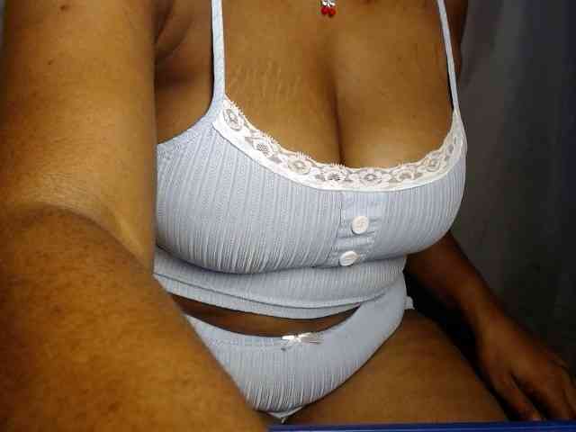 Sexy-petitqueen webcam