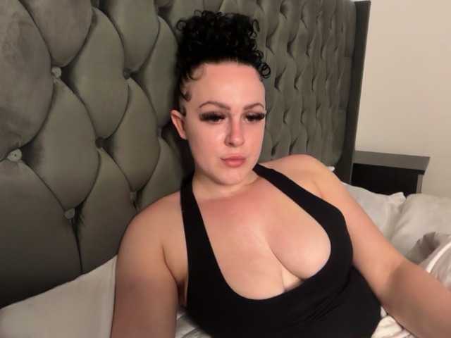 Riri-bstvx live cam on BongaCams