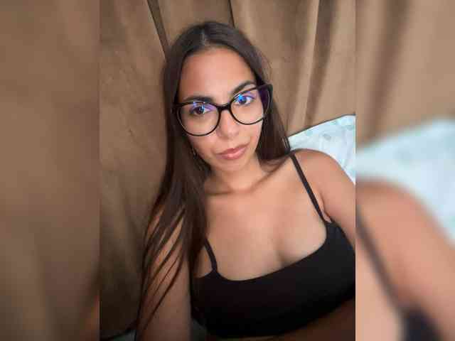 NicoleeElla webcam