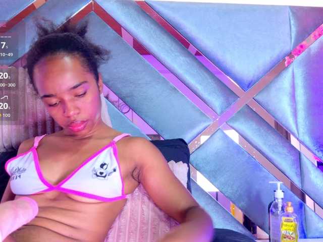 EmmaLovve live cam on BongaCams