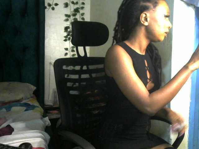 QueenAllure live on BongaCams