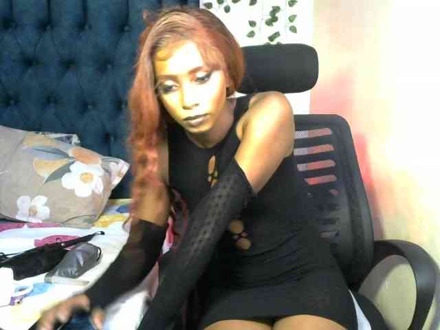 QueenAllure webcam
