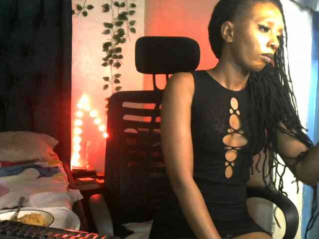 QueenAllure webcam