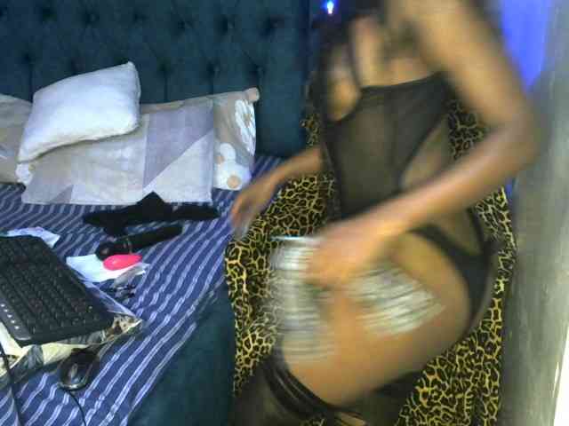 QueenAllure webcam
