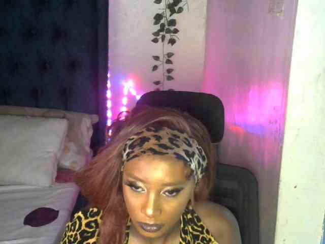 QueenAllure webcam