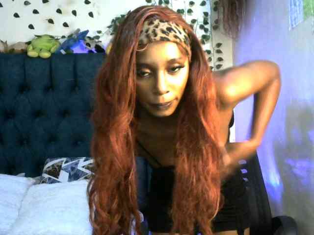 QueenAllure webcam
