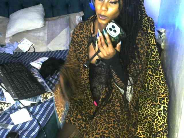 QueenAllure webcam