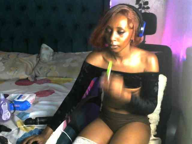 QueenAllure webcam