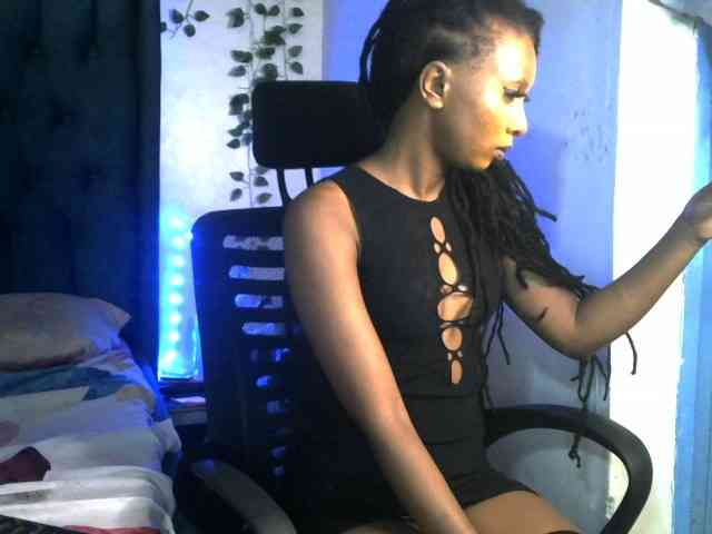 QueenAllure webcam
