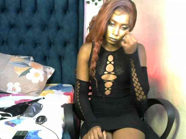 QueenAllure webcam