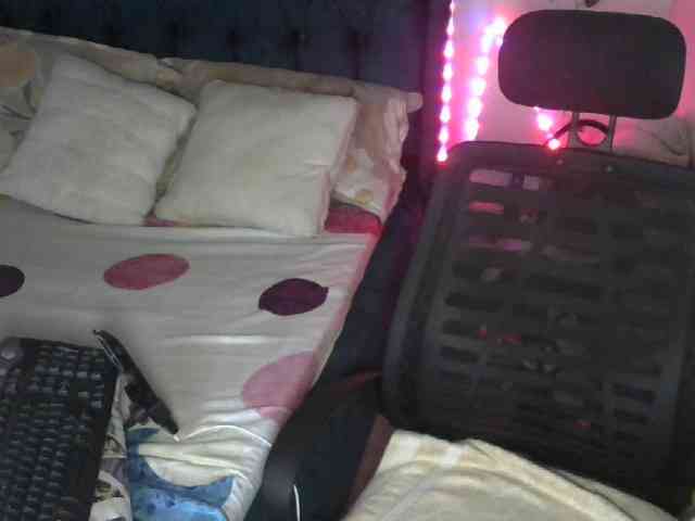 QueenAllure webcam