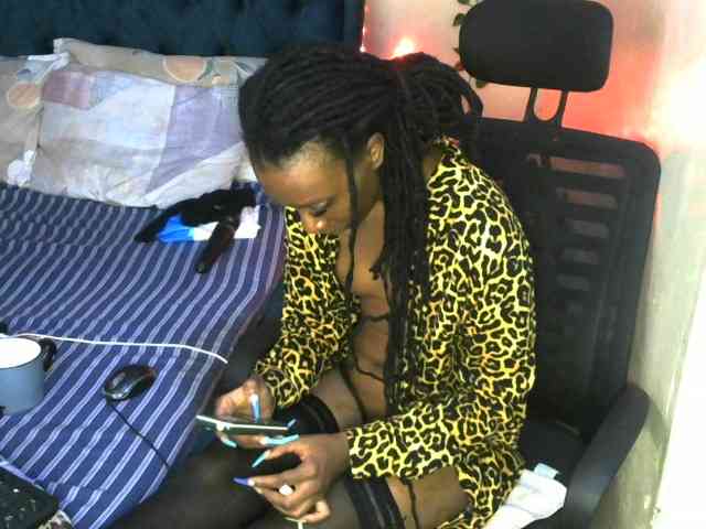 QueenAllure webcam