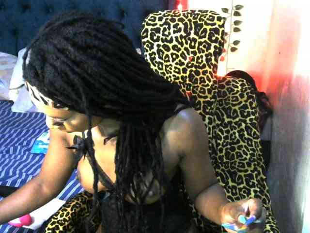 QueenAllure webcam