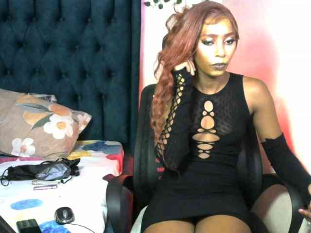 QueenAllure webcam