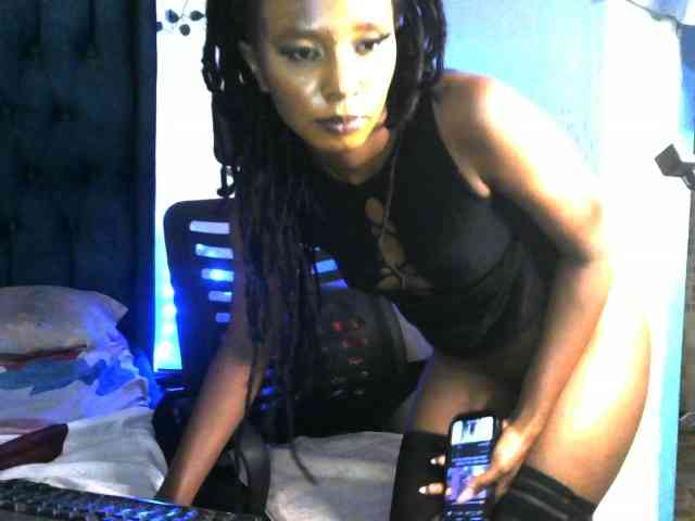 QueenAllure webcam