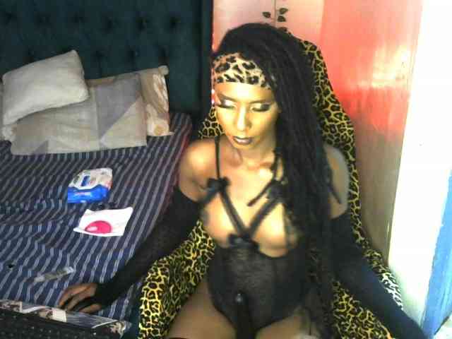 QueenAllure webcam
