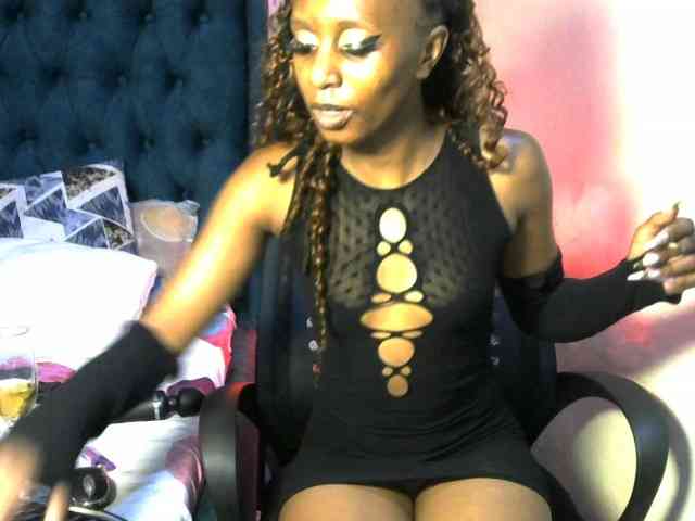 QueenAllure webcam