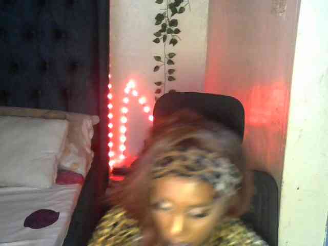 QueenAllure webcam