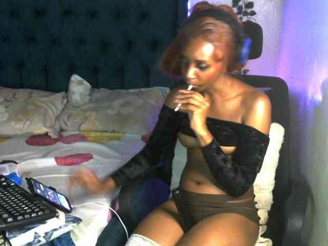 QueenAllure webcam