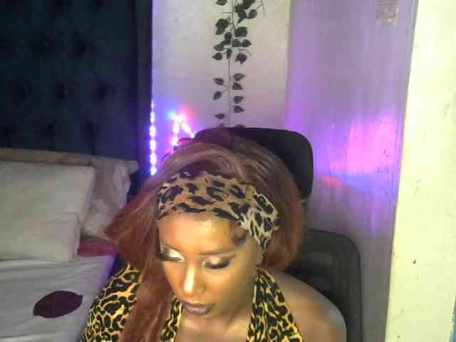 QueenAllure webcam