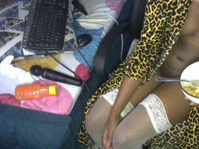 QueenAllure webcam