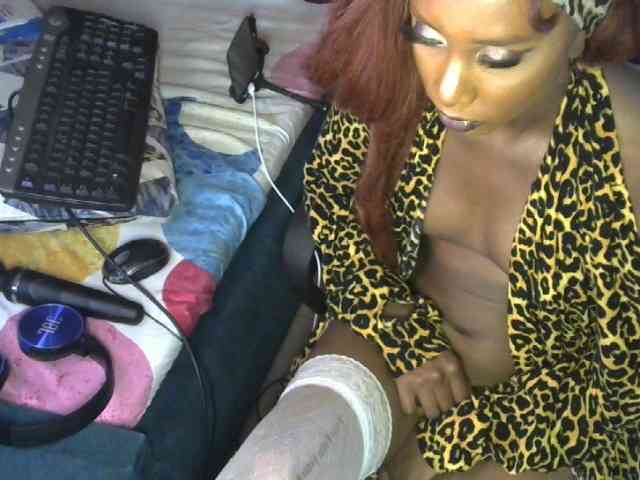 QueenAllure webcam