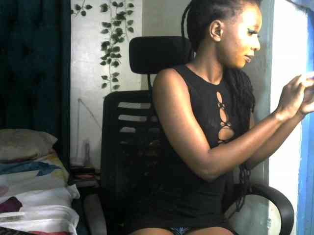 QueenAllure webcam
