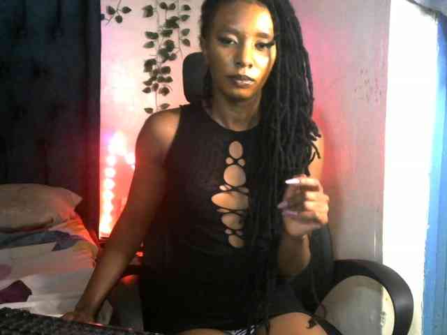 QueenAllure webcam