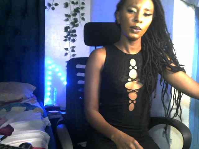 QueenAllure webcam