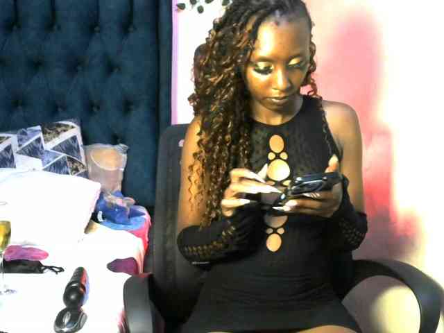 QueenAllure webcam