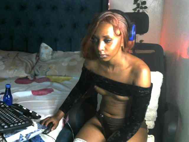 QueenAllure webcam