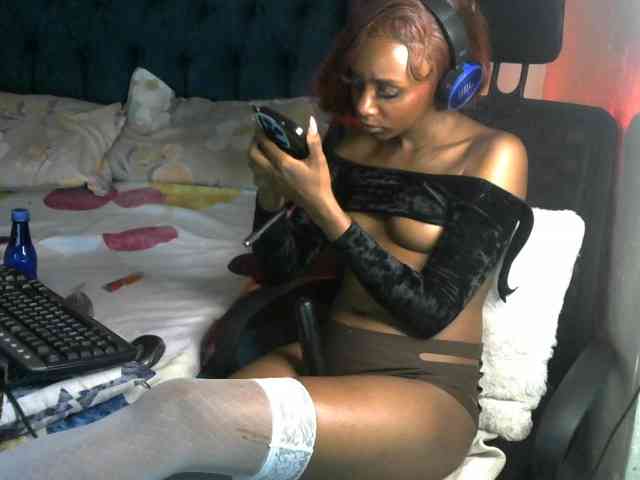 QueenAllure webcam