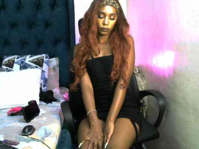 QueenAllure webcam