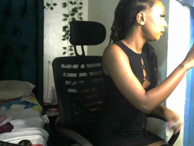 QueenAllure webcam