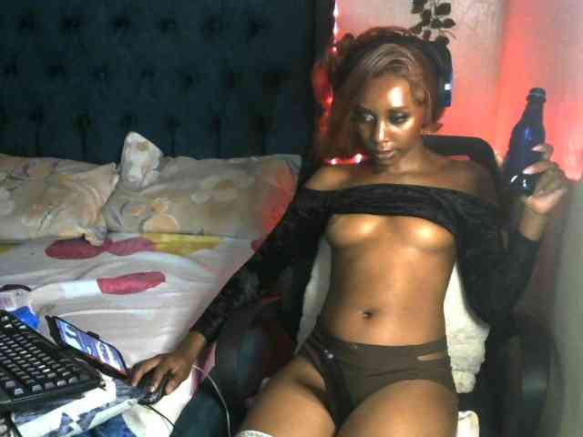 QueenAllure webcam