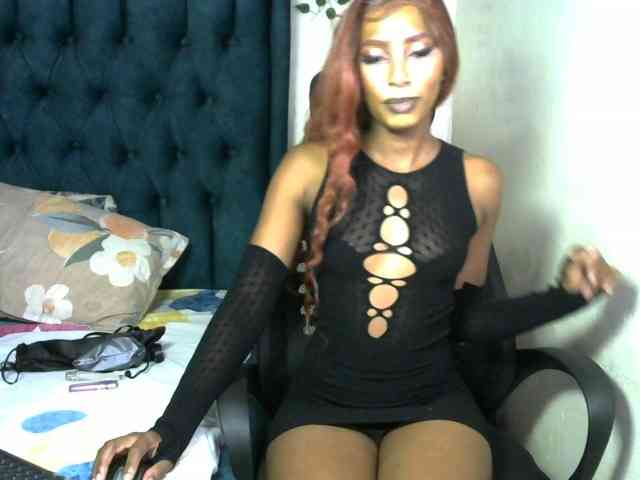 QueenAllure webcam