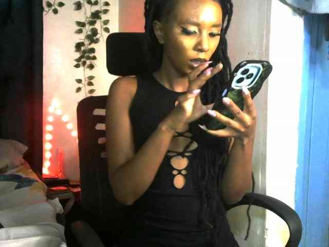 QueenAllure webcam