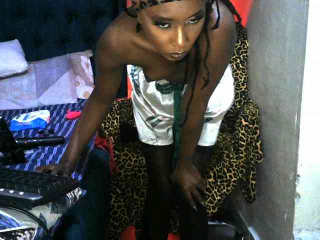QueenAllure webcam