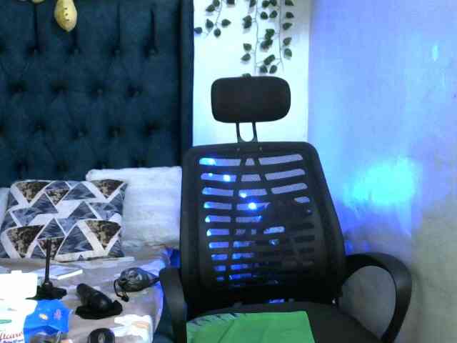 QueenAllure webcam