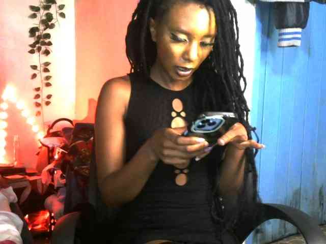 QueenAllure webcam