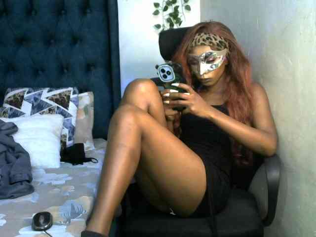 QueenAllure webcam