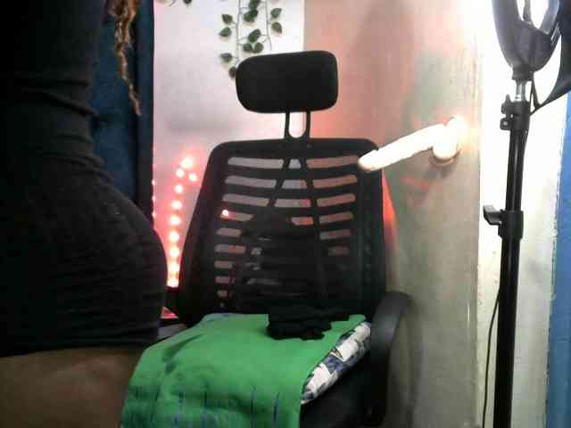 QueenAllure webcam