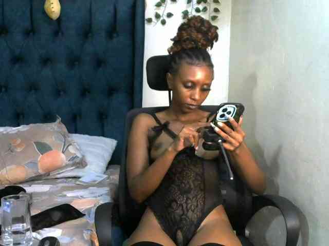 QueenAllure webcam