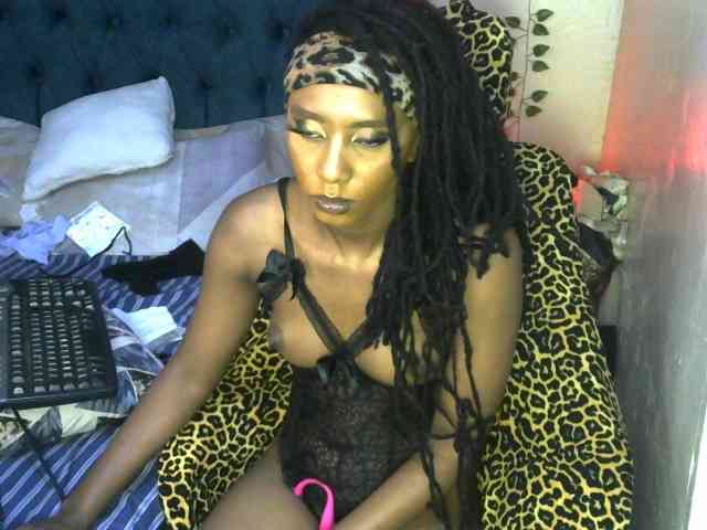 QueenAllure webcam