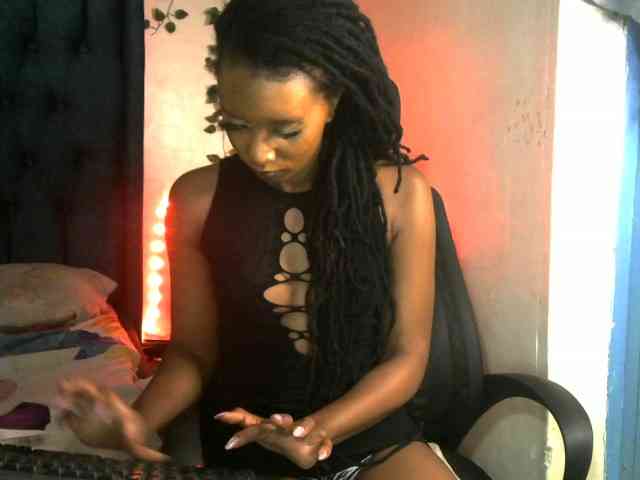 QueenAllure webcam