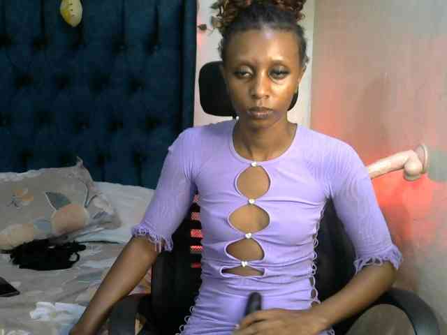 QueenAllure webcam