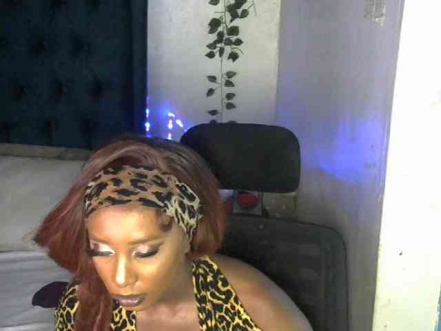 QueenAllure webcam