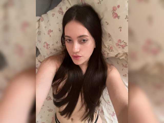 Alienlouhome — live female cam