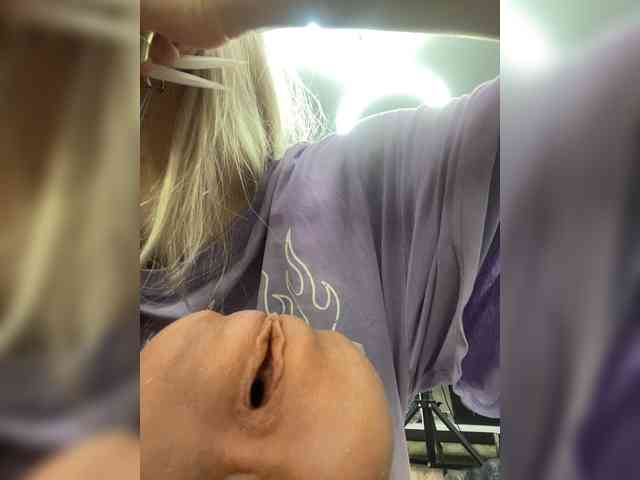 Freakfarm's cam show statistics and live stream